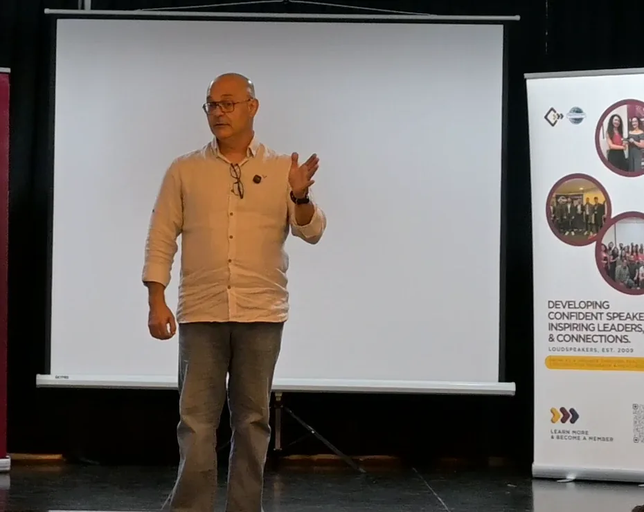 Elio Haddad falando a uma plateia em um evento de clube Toastmasters em Zouk Mikael, no Líbano